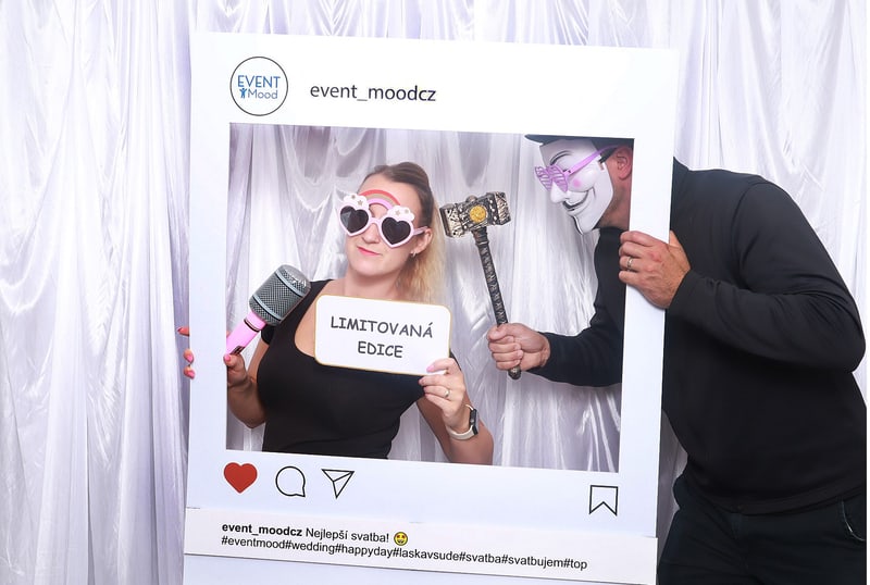 Svatební hosté s maskami a cedulkou v rámečku Event Mood